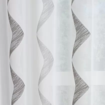 Fehér, ezüst, szürke  színű, függőleges cikk-cakk mintás tetra sablet függöny , ólomzsinóros egyedi méretre varrva